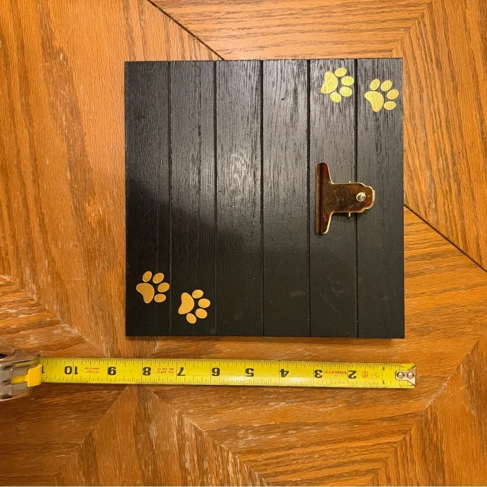 Black and Gold Paw Print Wall Clip Decor